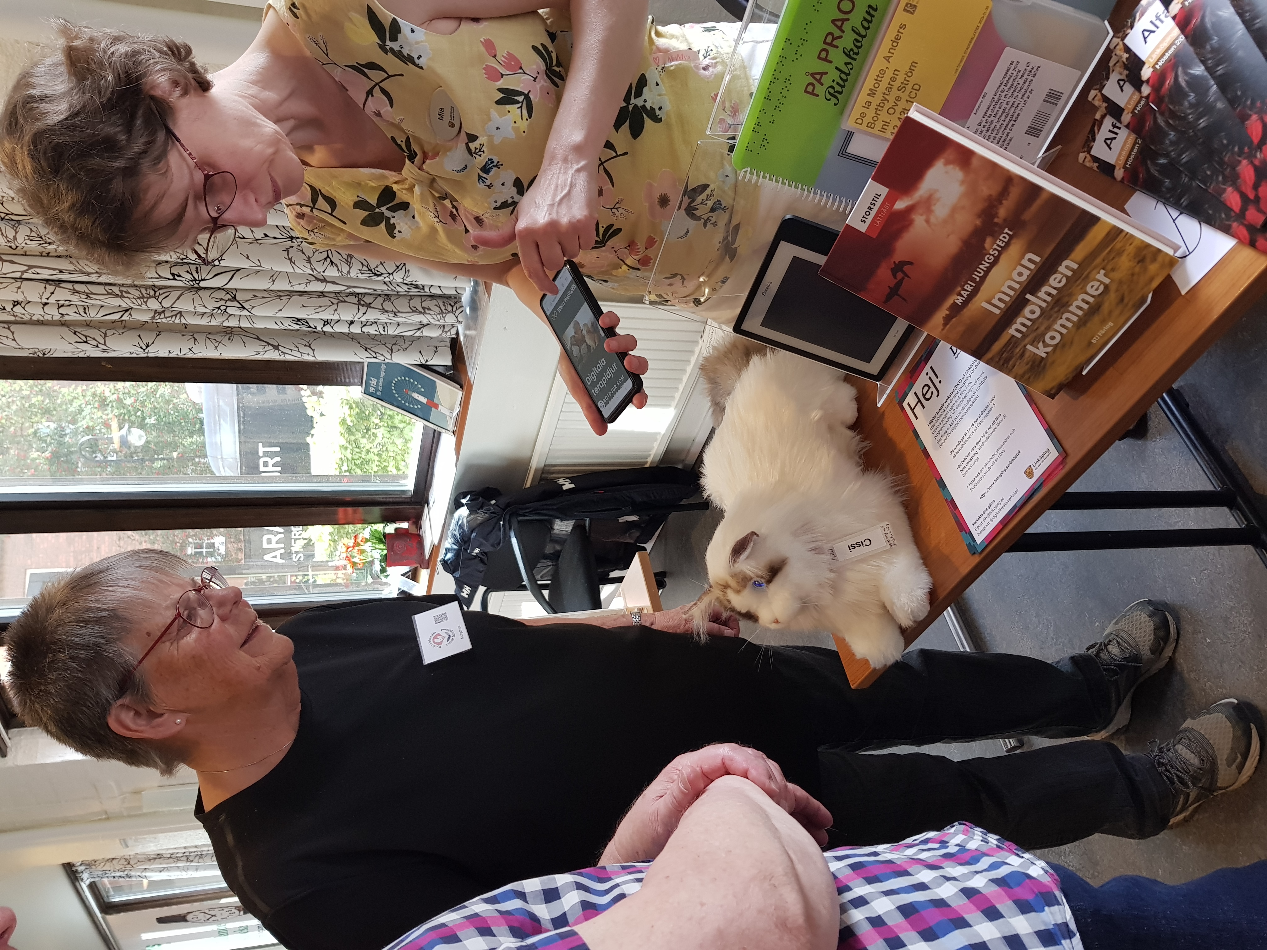 Biblioteket Linköping visar hjälpmedel