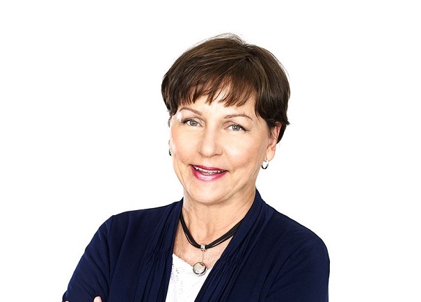 Helen Tursten mot en vit bakgrund, foto: Anna-Lena Ahlström