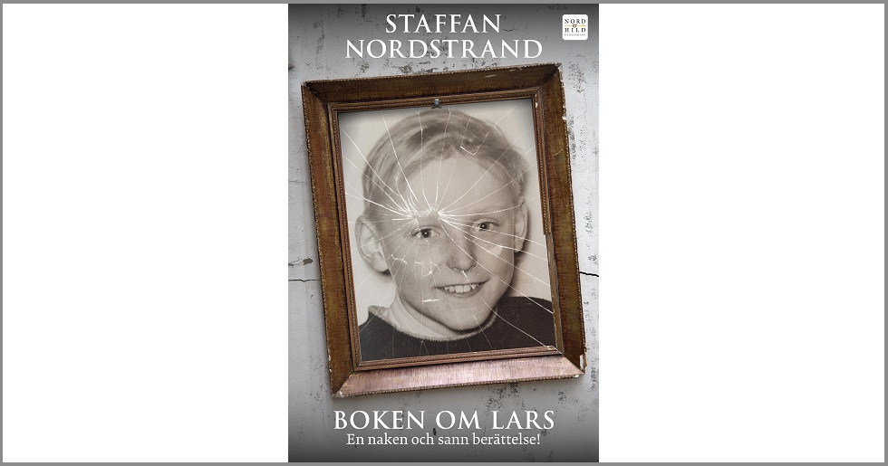 Bokomslag med ett barn på framsidan i en sprucken ram. Bokens namn är "Boken om Lars".